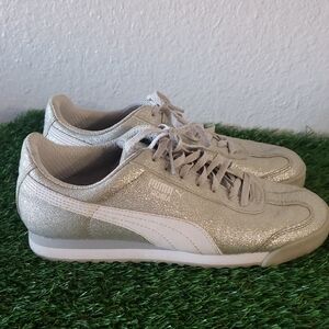 Puma Silver Sneakers Sleek Retro Design